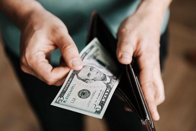 Dollar Gains on Favorable US Economic News
